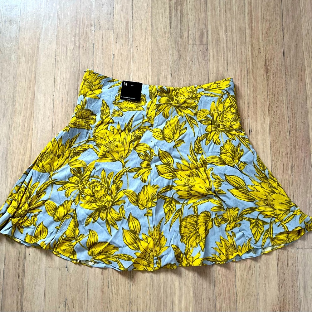 Gray and yellow Banana Republic NWT skirt.
